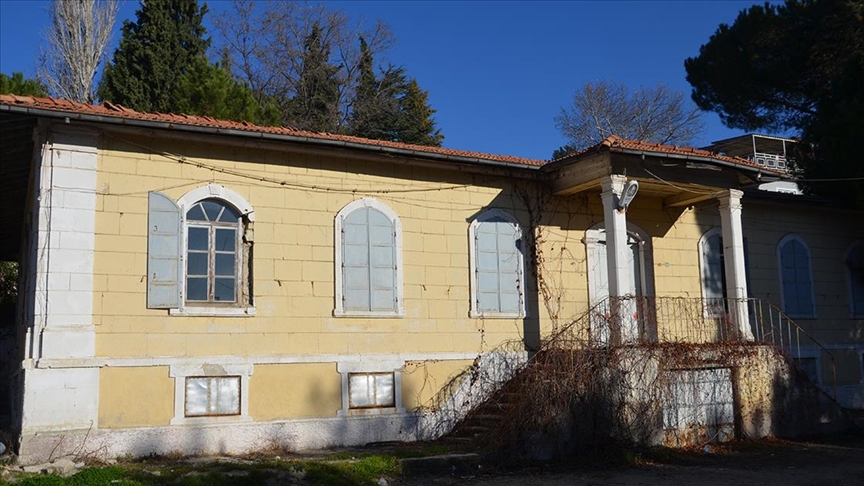 Demirci'nin halıcılık geleneği 120 yıllık okulda yaşatılacak