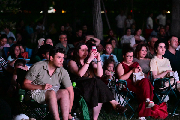 Açık hava sinema gösterimleri Manisa'da sürüyor