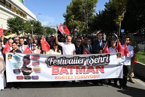 Batman’da festivaller kortej yürüyüşüyle başladı