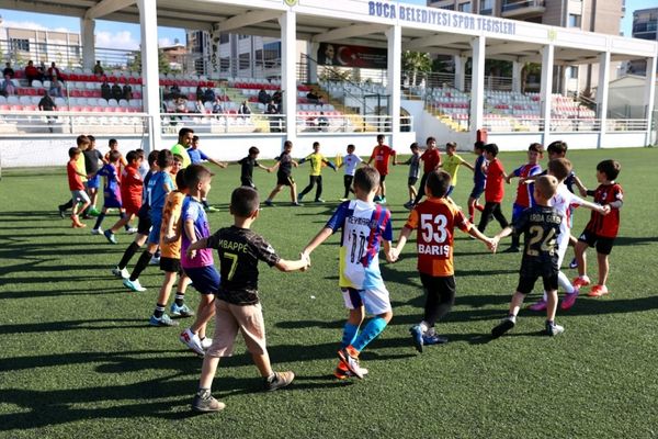 Buca Belediyesinin ücretsiz futbol okulu ailelerden ilgi gördü