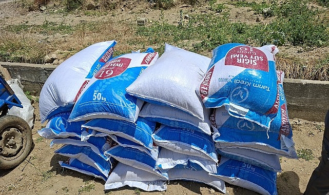 Büyükşehir'den Yangından Etkilenen Gördesli Üreticiye Yem Desteği