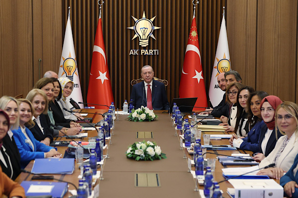 Erdoğan, AK Partili kadın belediye başkanlarını kabul etti Erdoğan, AK Partili kadın belediye başkanlarını kabul etti