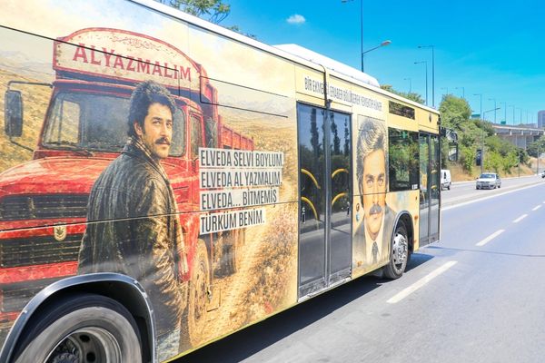 İETT'den Kadir İnanır anısına özel tasarlanan saygı otobüsü