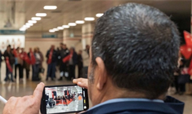 İzmir Metrosu'nu Cumhuriyet coşkusu sardı 