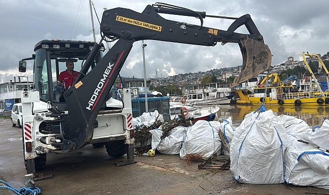 İzmit Körfezi'nde yağış sonrası temizlik mesaisi
