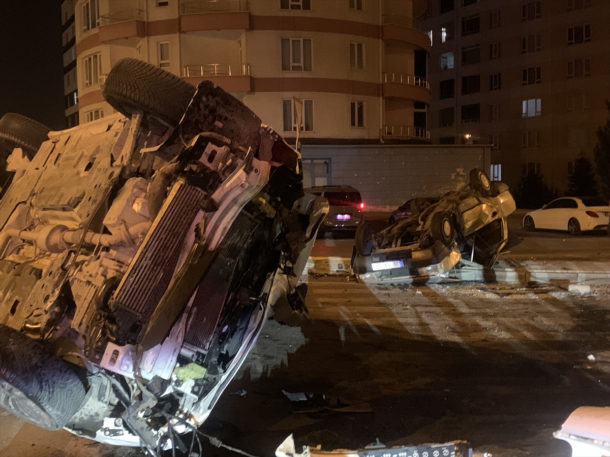 Kayseri'de iki otomobilin çarpıştığı kazada 2 kişi yaralandı Kayseri'de iki otomobilin çarpıştığı kazada 2 kişi yaralandı