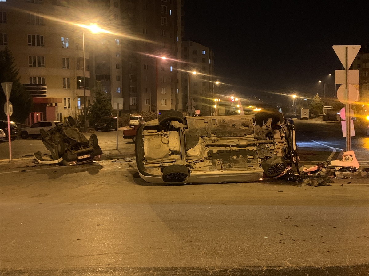 Kayseri'de iki otomobilin çarpıştığı kazada 2 kişi yaralandı Kayseri'de iki otomobilin çarpıştığı kazada 2 kişi yaralandı