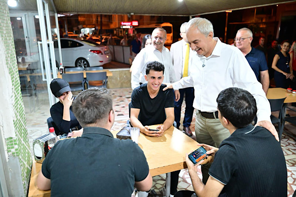 Kocagöz, Şafak Mahallesi’nde esnafla bir araya geldi