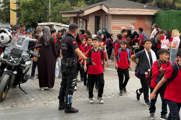 Konya Büyükşehir Zabıtası okul çıkışlarında öğrencilerin güvenliğini sağlıyor