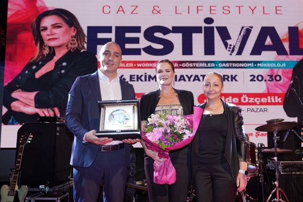 Konyaaltı Caz Festivali’nde ilk gün Birsen Tezer sahne aldı