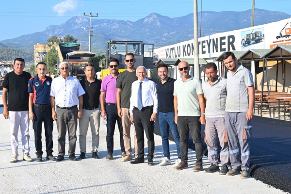 Kumluca’da Atatürk Caddesi’ne sıcak asfalt serildi