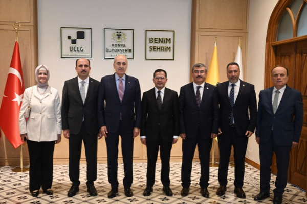 Kurtulmuş’a “40 Çizgi 40 Öykü” kitabı takdim edildi