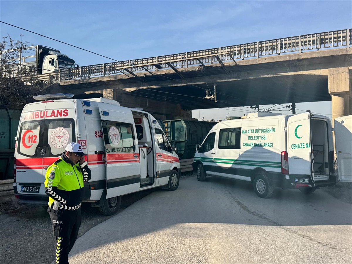 Malatya'da trenin çarptığı genç öldü Malatya'da trenin çarptığı genç öldü