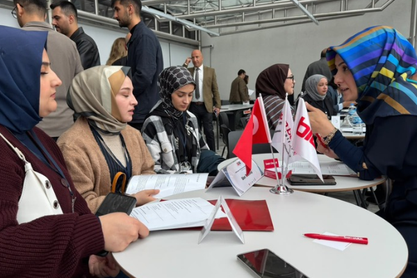 Malatya’da yaklaşık 100 genç, 10’dan fazla firmayla buluştu Malatya’da yaklaşık 100 genç, 10’dan fazla firmayla buluştu