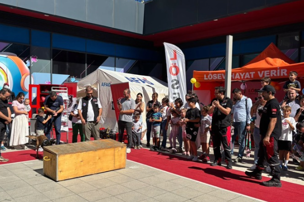 Maltepe’de çocuk şenliğinde afet farkındalığı çalışması Maltepe’de çocuk şenliğinde afet farkındalığı çalışması