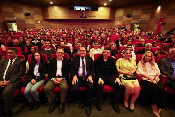 Manisa Şehir Tiyatrosu 20. yılında yeni sezonu açtı