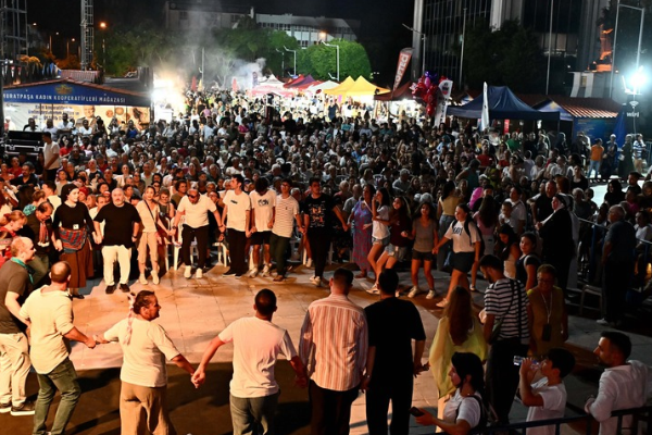 Muratpaşa’da Yöreler Renkler Festivali’nde Karadeniz Gecesi düzenlendi