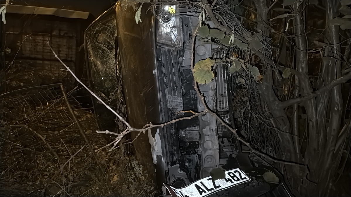 Sakarya’da hafif ticari araç ile otomobilin çarpıştığı kazada 4 kişi yaralandı