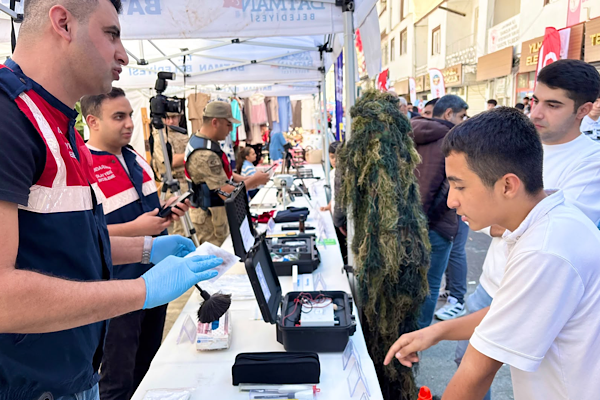 Sason Festivali'nde jandarmadan bilgilendirme ve teçhizat sergisi