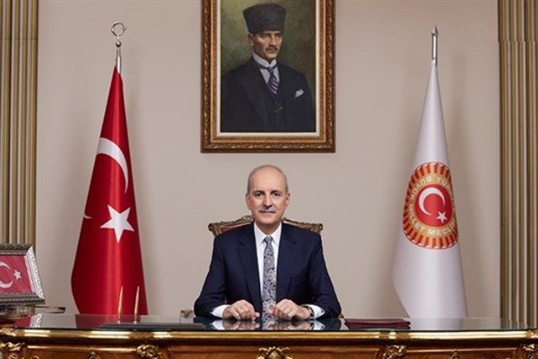 TBMM Başkanı Kurtulmuş, Atatürk Anıtı'na çelenk bıraktı