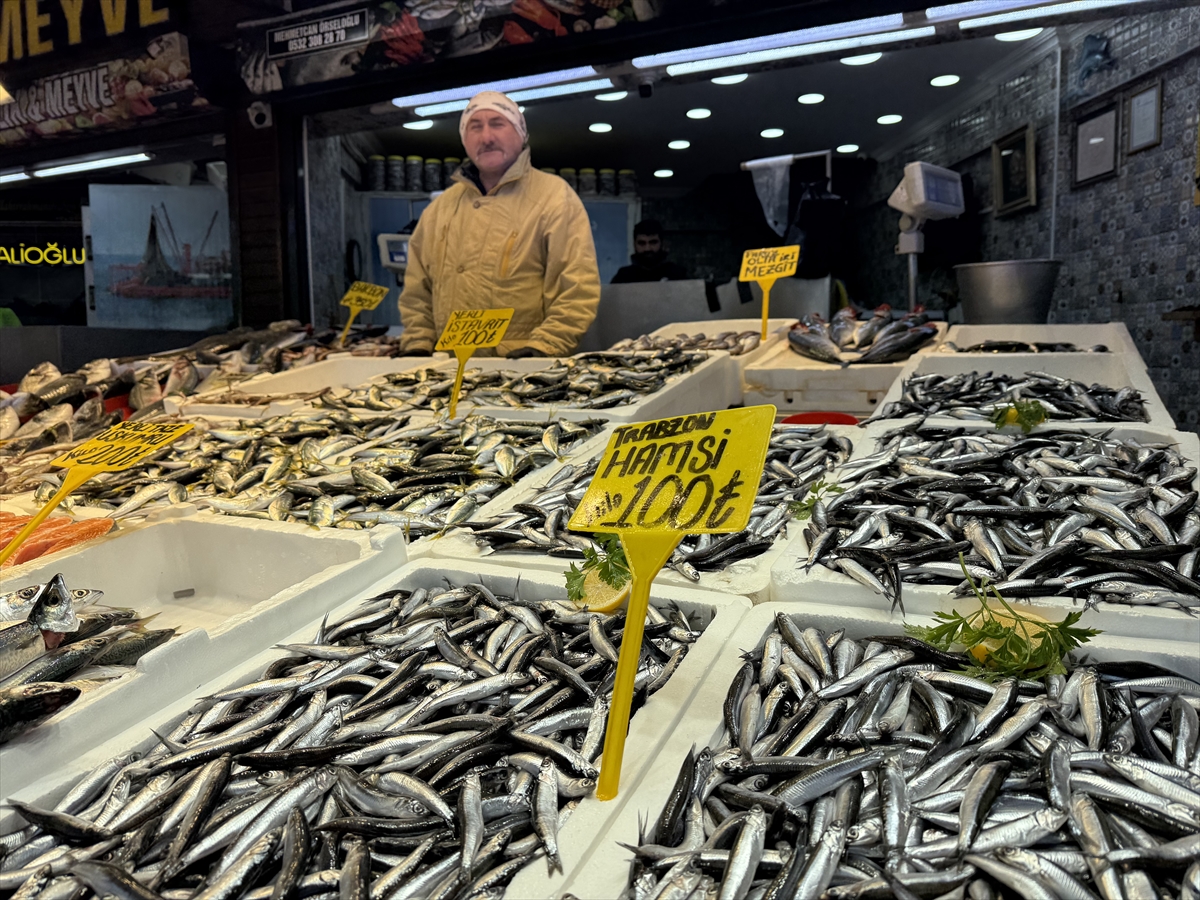 Trabzon'da hamsi ve istavrit 100 liradan satılıyor Trabzon'da hamsi ve istavrit 100 liradan satılıyor