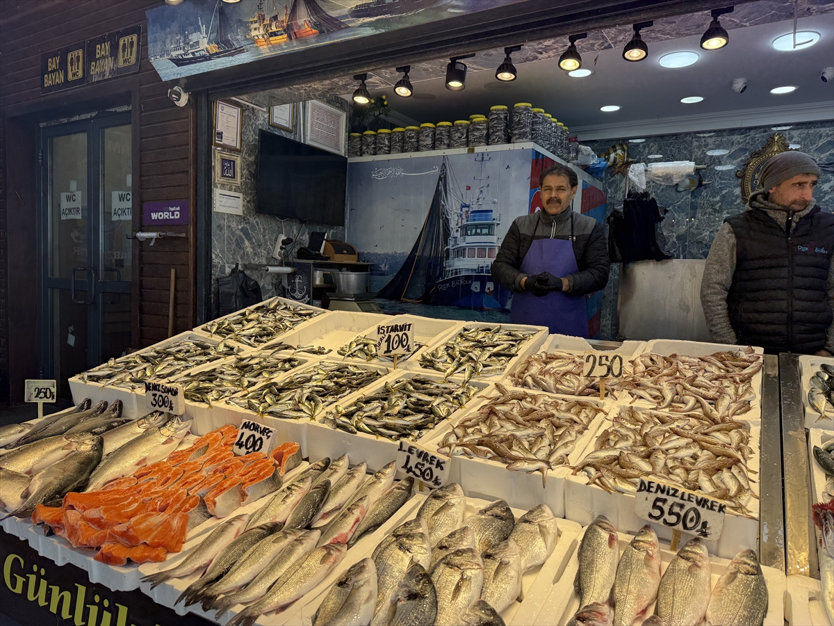 Trabzon'da hamsi ve istavrit 100 liradan satılıyor Trabzon'da hamsi ve istavrit 100 liradan satılıyor