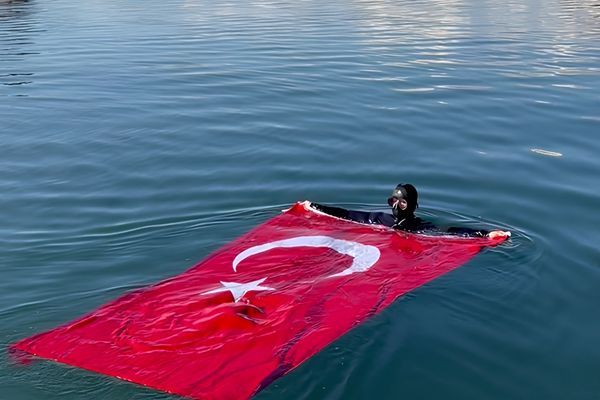 Tunceli’de Keban Barajı’nın 29 metre derinliğinde Türk bayrağı açıldı