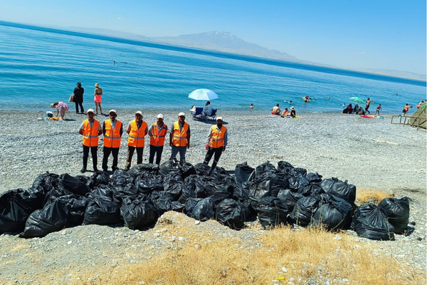 Van Gölü kıyılarında rutin temizlik çalışmaları sürüyor Van Gölü kıyılarında rutin temizlik çalışmaları sürüyor