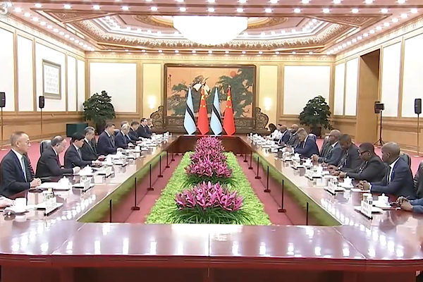 Xi, Botsvana Cumhurbaşkanı Boko ile görüştü