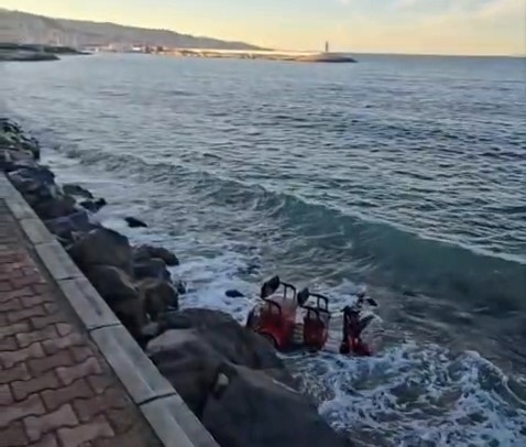 3 tekerlekli elektrikli motosiklet denize uçtu
3 tekerlekli elektrikli motosiklet denize uçtu