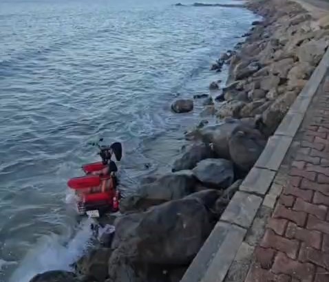 3 tekerlekli elektrikli motosiklet denize uçtu
3 tekerlekli elektrikli motosiklet denize uçtu