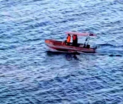 3 tekerlekli elektrikli motosiklet denize uçtu
3 tekerlekli elektrikli motosiklet denize uçtu