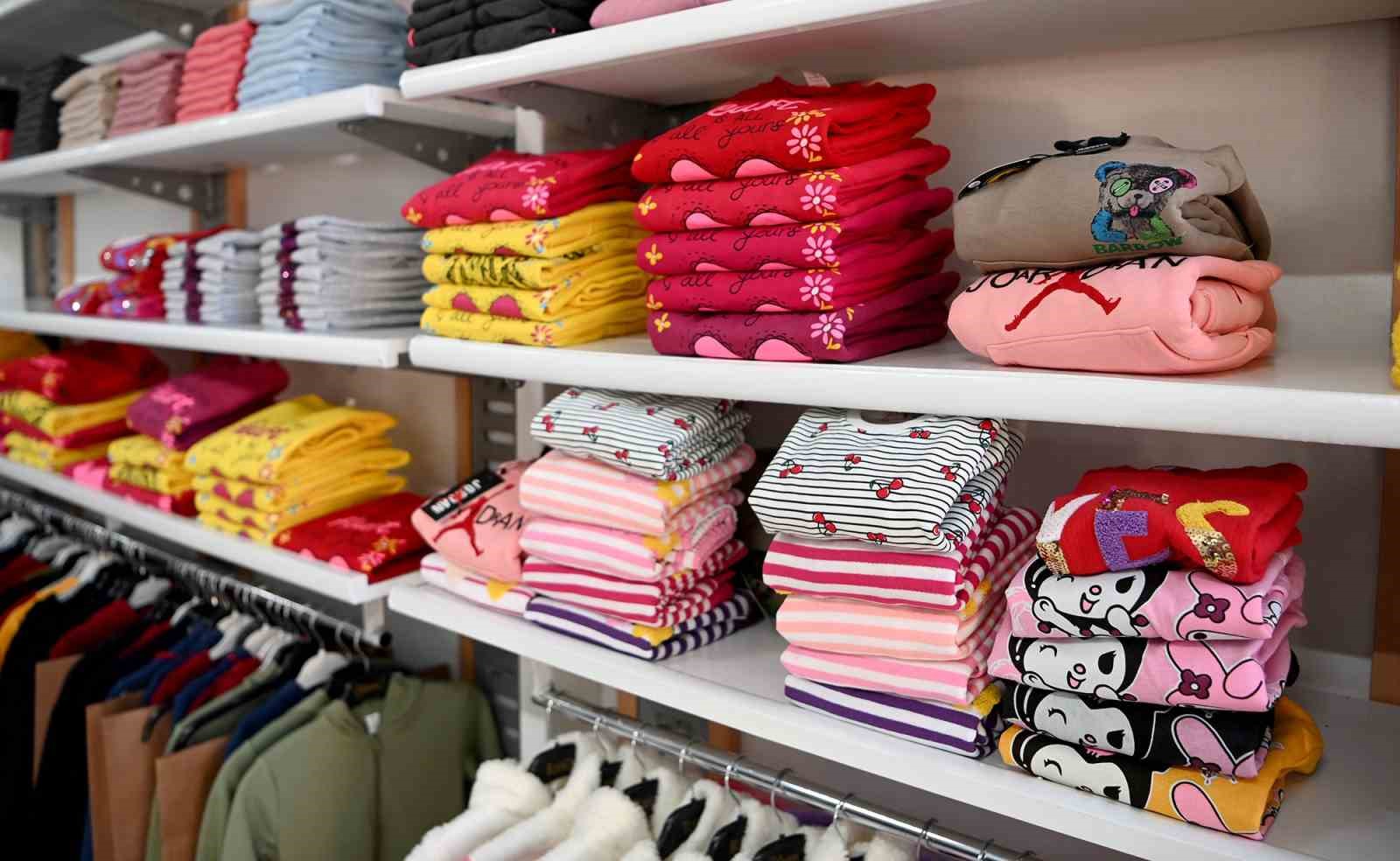 Ada Kıyafet Evi 272 çocuğun yüzünü güldürdü
Ada Kıyafet Evi 272 çocuğun yüzünü güldürdü