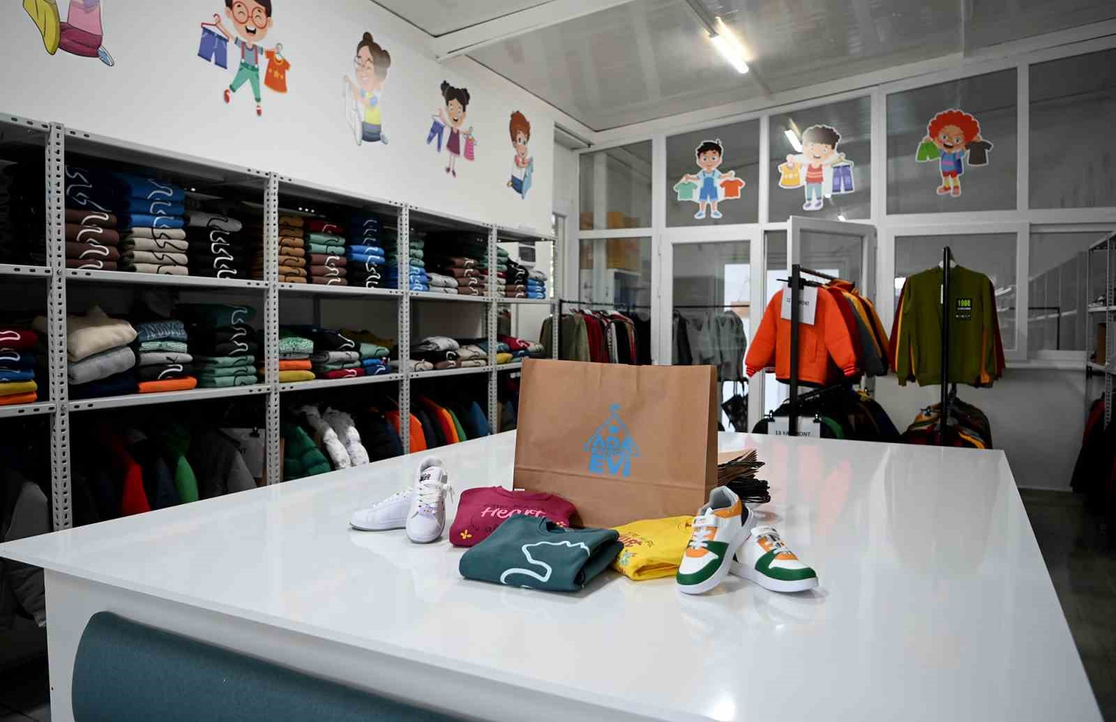 Ada Kıyafet Evi 272 çocuğun yüzünü güldürdü
Ada Kıyafet Evi 272 çocuğun yüzünü güldürdü