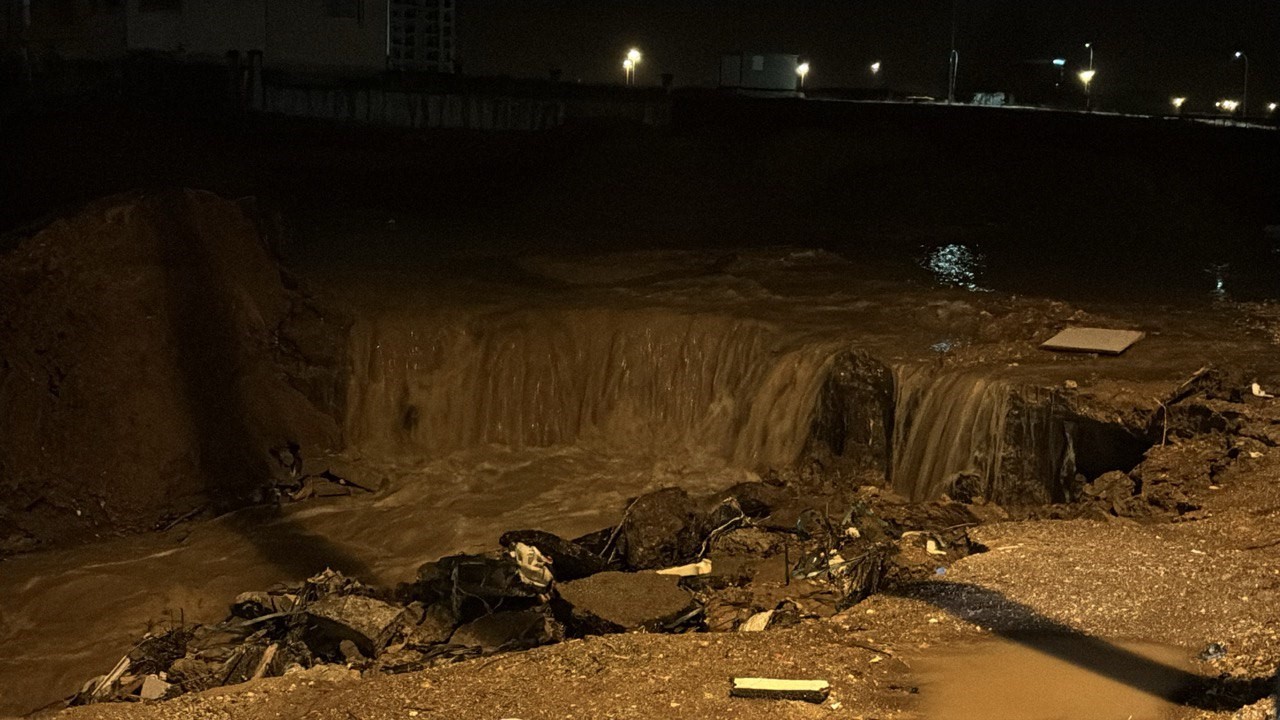 Adana’da sağanak yağmur hayatı felç etti: Yollar göle döndü, araçlar mahsur kaldı
