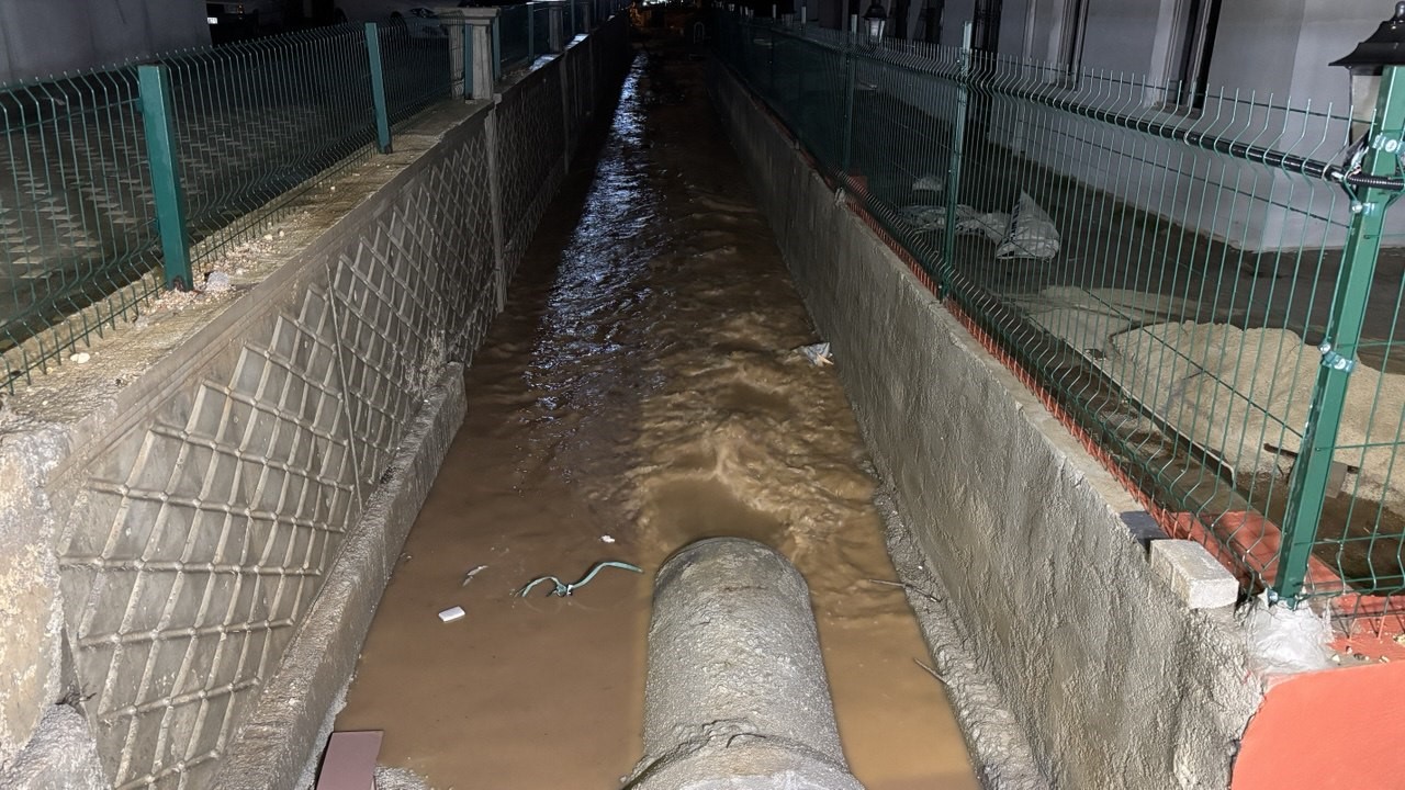 Adana’da sağanak yağmur hayatı felç etti: Yollar göle döndü, araçlar mahsur kaldı
