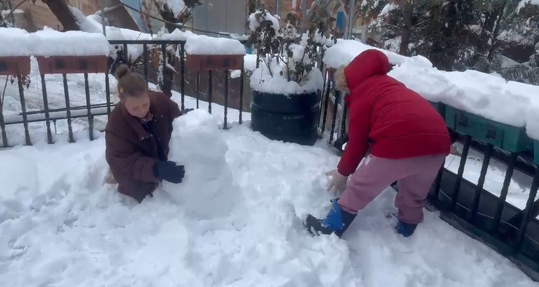 Adana’nın o ilçesinde kar hayatı durdurdu: Yollar kapandı, okullar tatil edildi
Adana’nın o ilçesinde kar hayatı durdurdu: Yollar kapandı, okullar tatil edildi