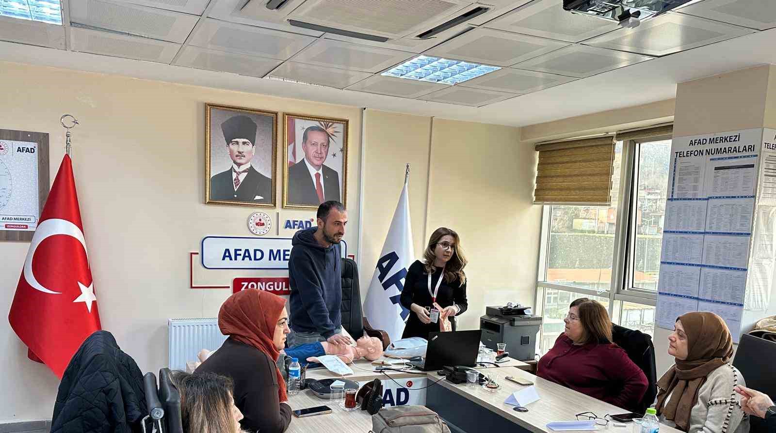 AFAD personeline ilk yardım eğitimi düzenlendi
AFAD personeline ilk yardım eğitimi düzenlendi