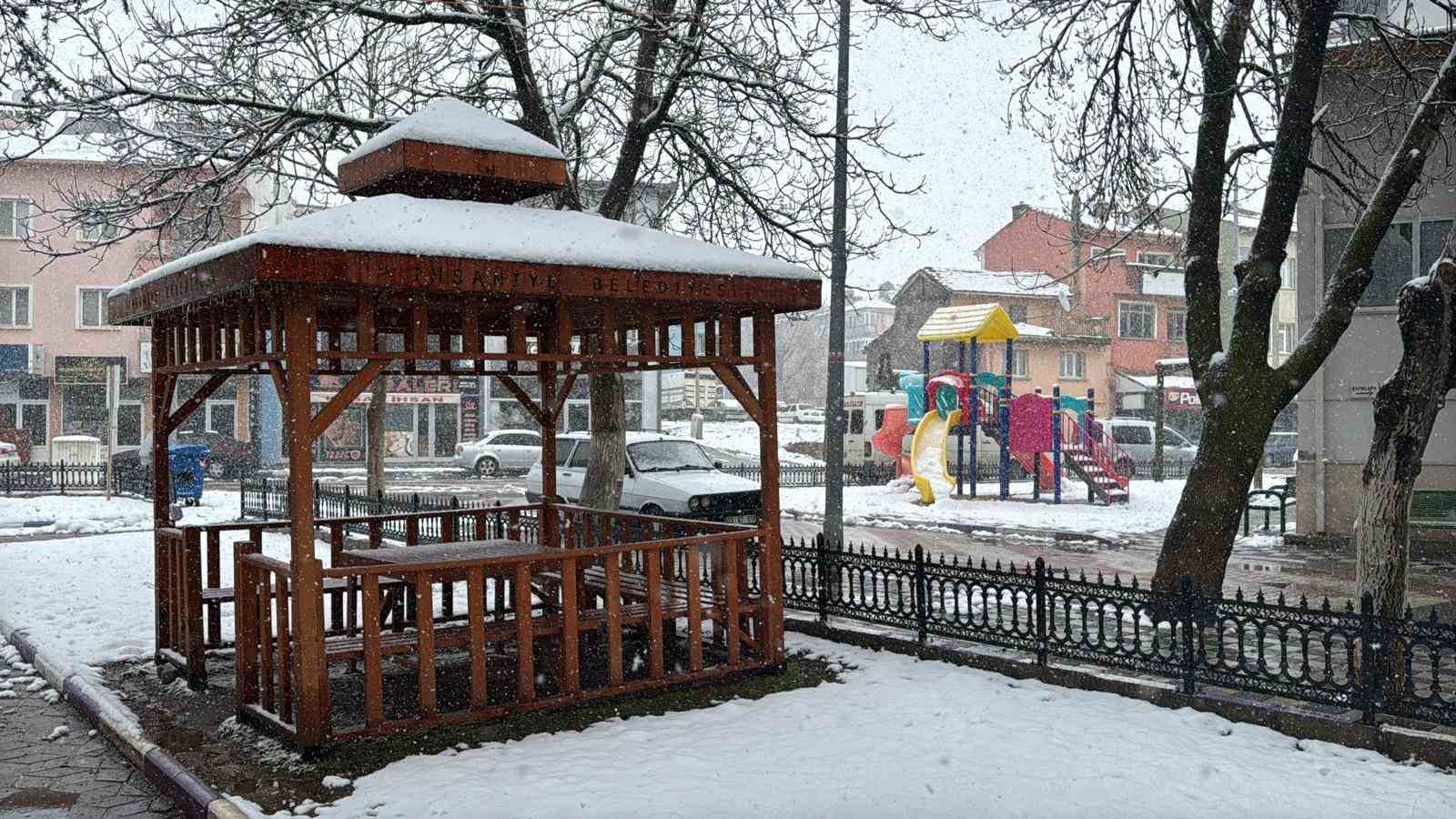 Afyonkarahisar’da beklenen kar yağışı başladı
