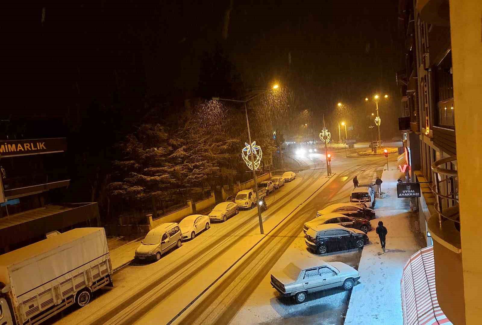 Afyonkarahisar’ın yüksek kesimlerinde kar etkisini gösterdi
Afyonkarahisar’ın yüksek kesimlerinde kar etkisini gösterdi