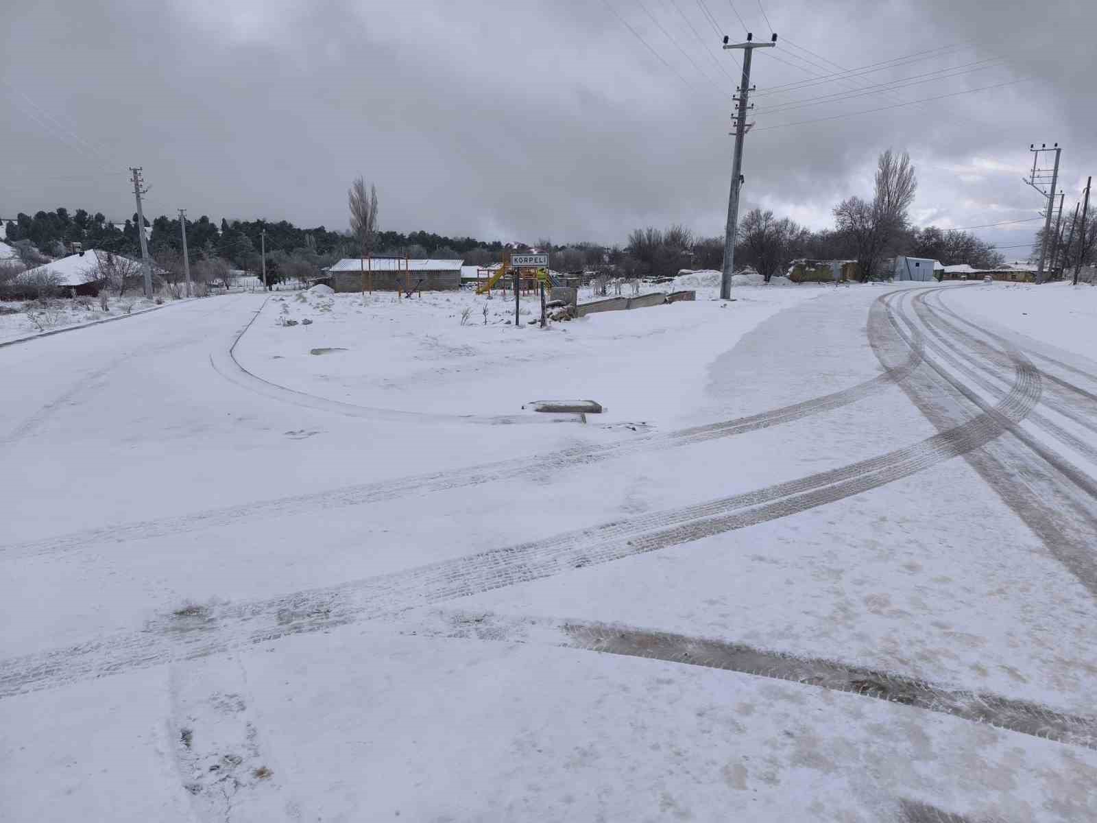 Afyonkarahisar’ın yüksek kesimlerinde kar etkisini gösterdi
Afyonkarahisar’ın yüksek kesimlerinde kar etkisini gösterdi