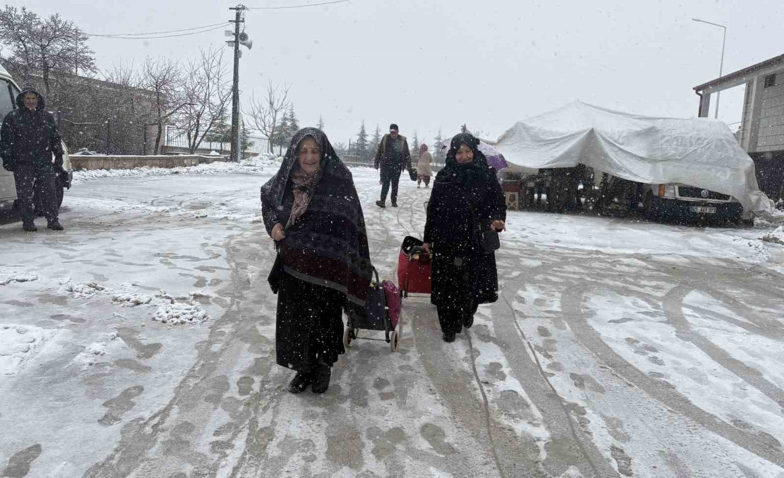 Aksaray’ın Güzelyurt ilçesinde kar yağışı etkisini sürdürüyor
