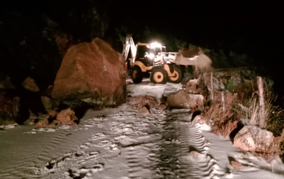 Alanya’da heyelan nedeniyle kapanan yolları açma çalışmaları sürüyor
