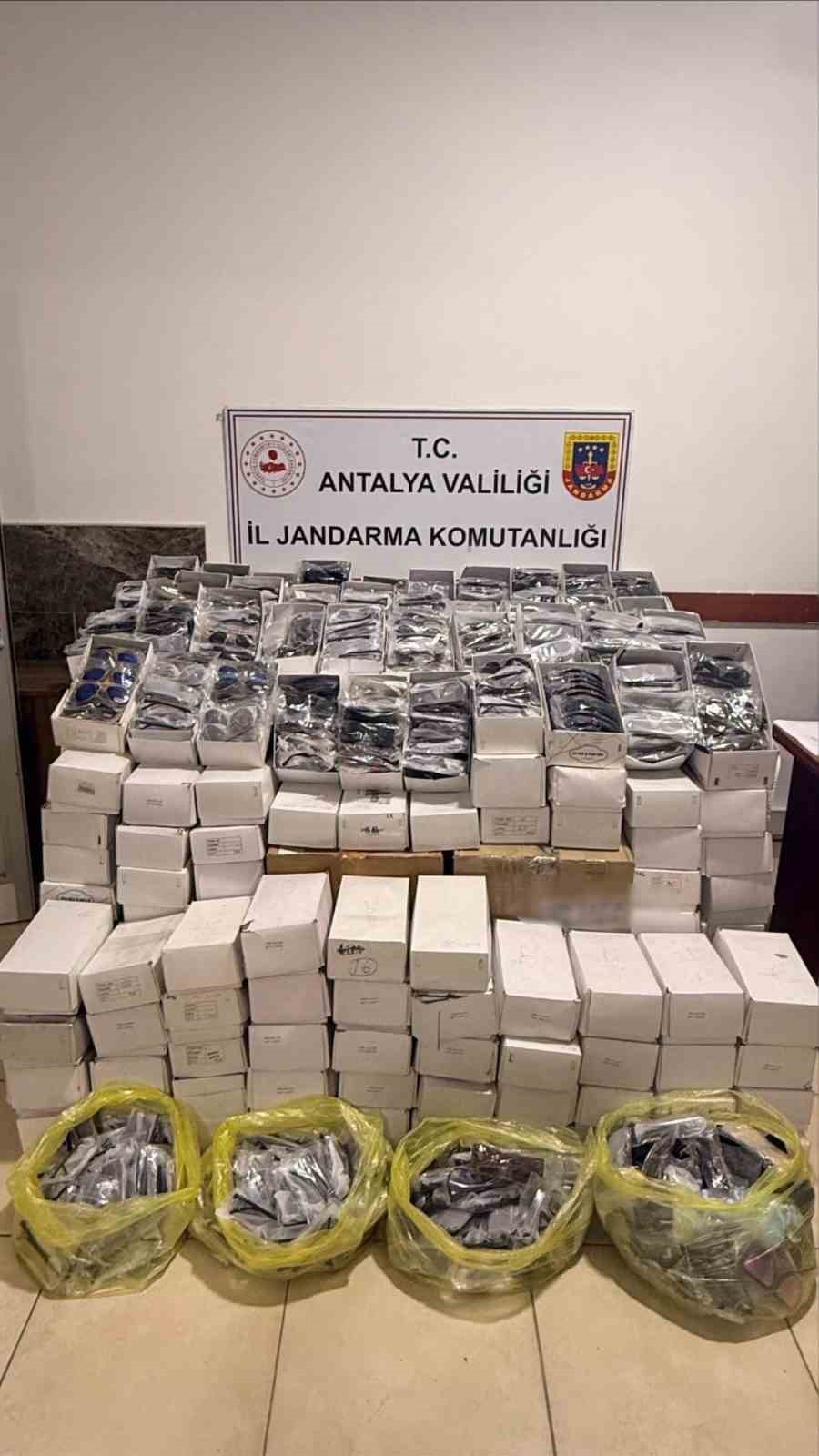 Alanya’da kaçakçılığa jandarmadan çifte operasyon
Alanya’da kaçakçılığa jandarmadan çifte operasyon