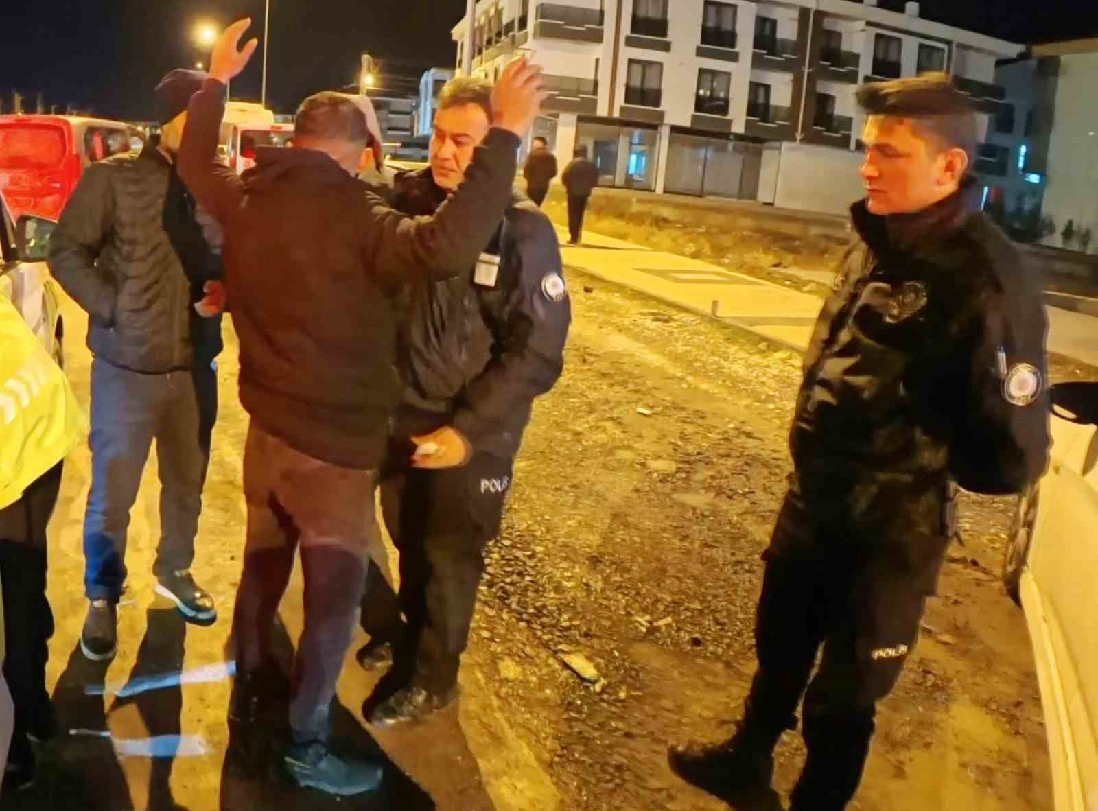 Alkollü araç kullanırken yakalandı, ehliyetine el konulunca araç başında içmeyi sürdürdü
