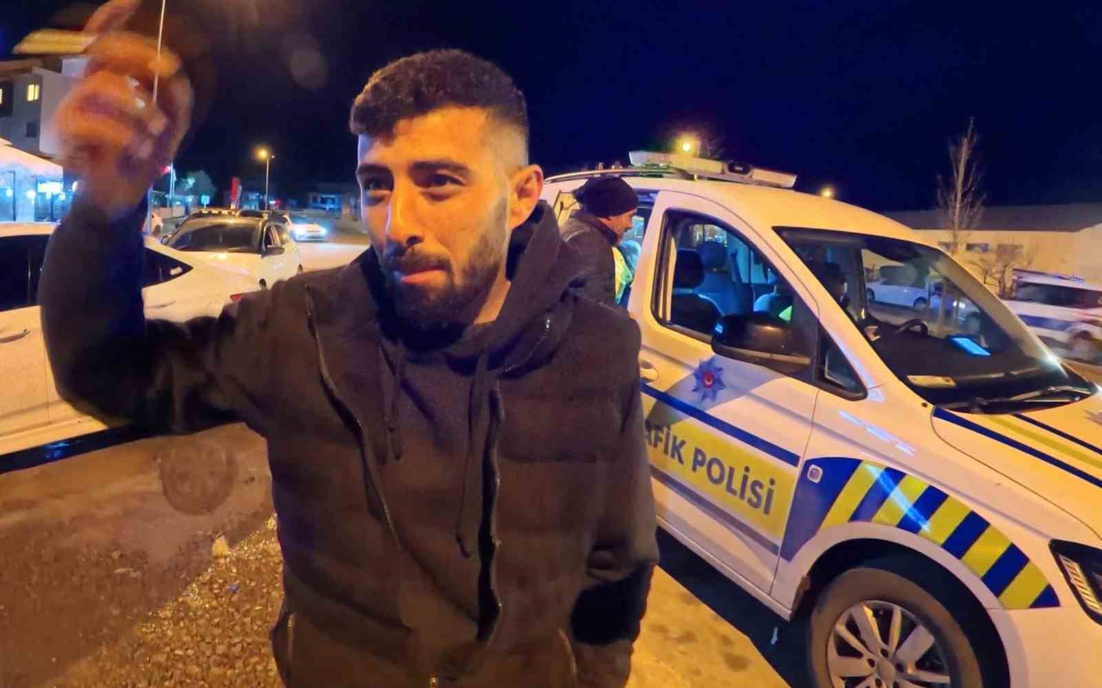 Alkollü araç kullanırken yakalandı, ehliyetine el konulunca araç başında içmeyi sürdürdü
