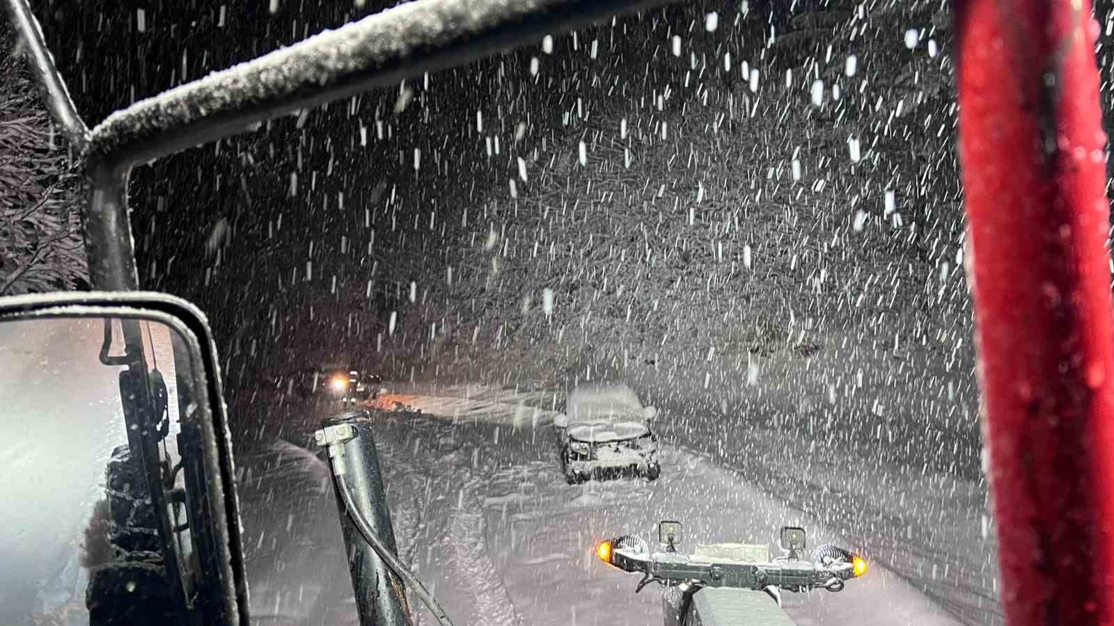 Amasya’da karlı dağ yolunda mahsur kalan aile greyderle kurtarıldı
Amasya’da karlı dağ yolunda mahsur kalan aile greyderle kurtarıldı