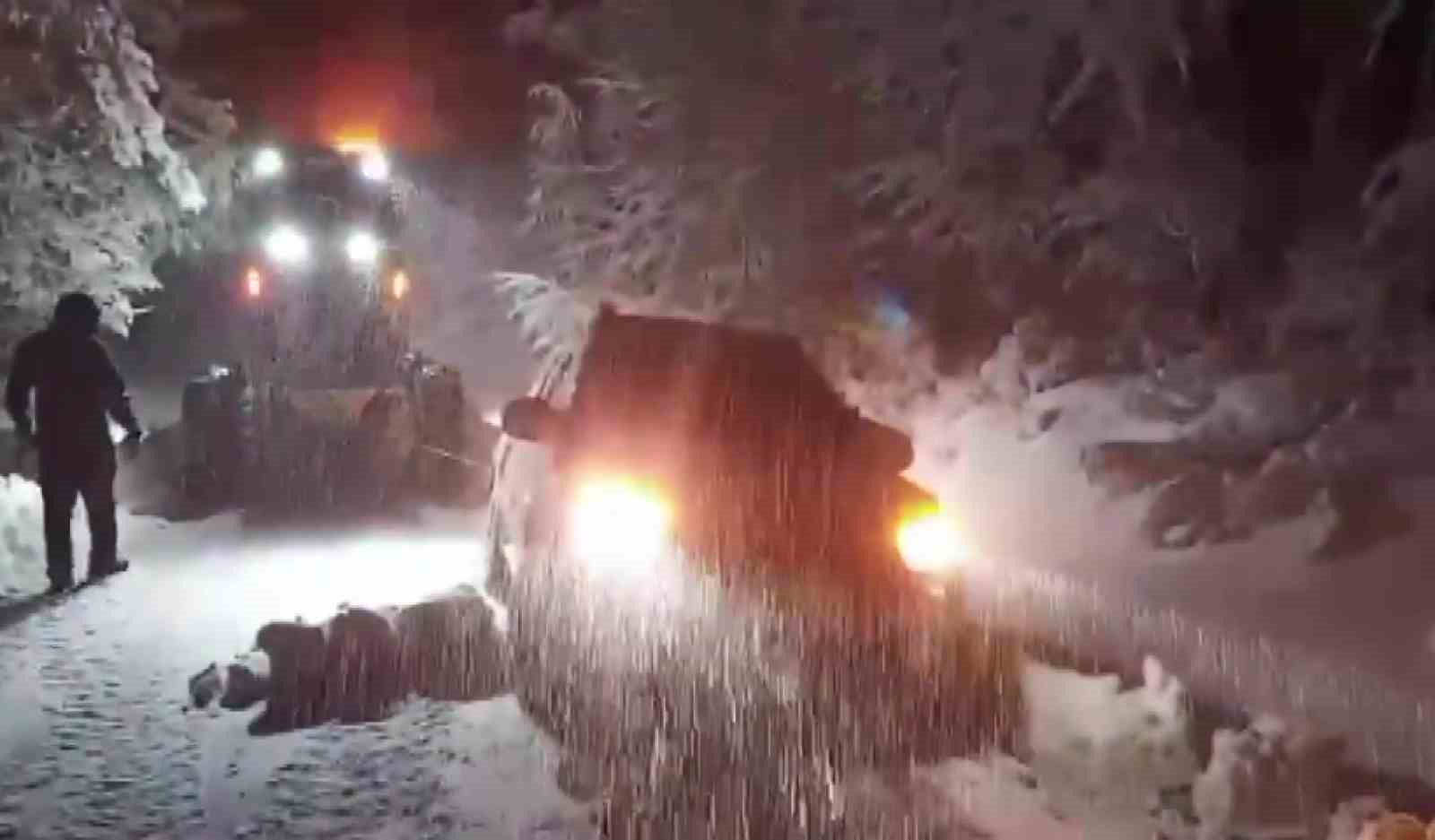 Amasya’da karlı dağ yolunda mahsur kalan aile greyderle kurtarıldı
Amasya’da karlı dağ yolunda mahsur kalan aile greyderle kurtarıldı