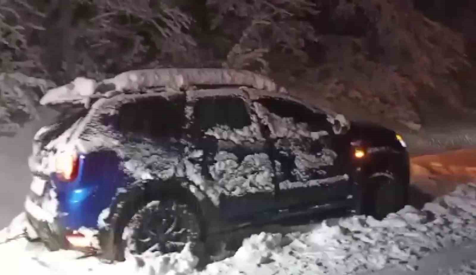 Amasya’da karlı dağ yolunda mahsur kalan aile greyderle kurtarıldı
Amasya’da karlı dağ yolunda mahsur kalan aile greyderle kurtarıldı