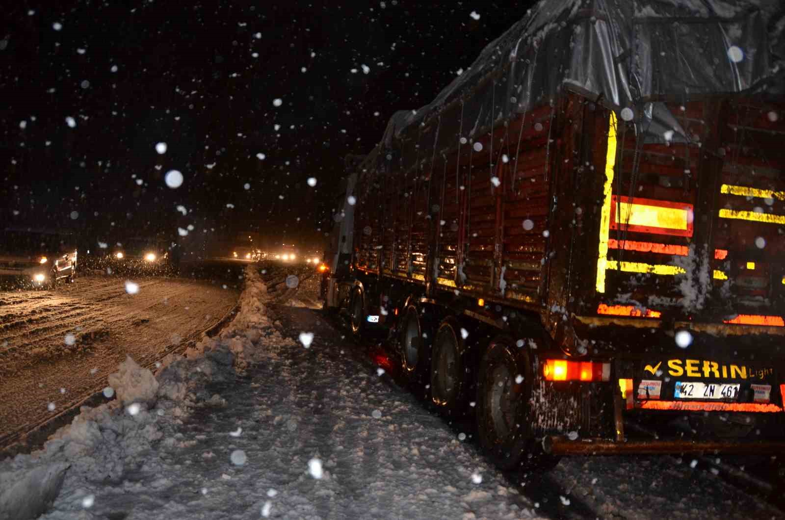 Antalya-Konya kara yolunda kar etkisini artırdı
Antalya-Konya kara yolunda kar etkisini artırdı